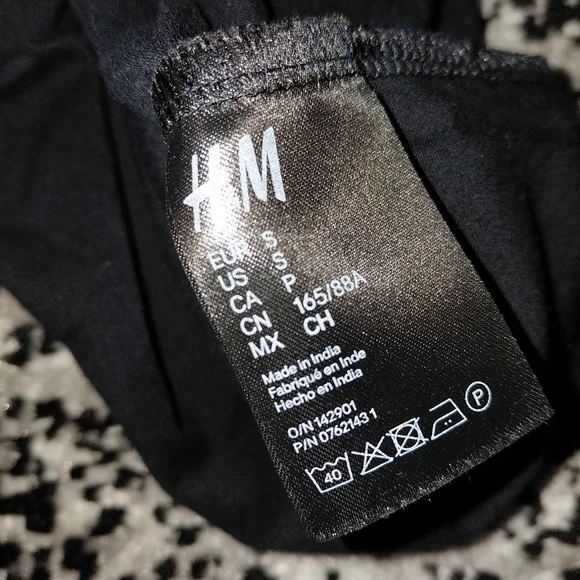 H&M Divided Black Long Sleeve T-Shirt - Size S - Essential Basic - Picture 11 of 14